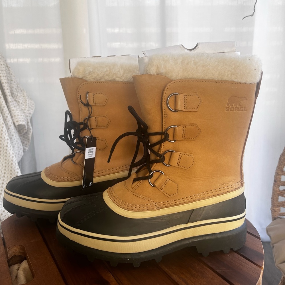 New Caribou Sorel boots size 8